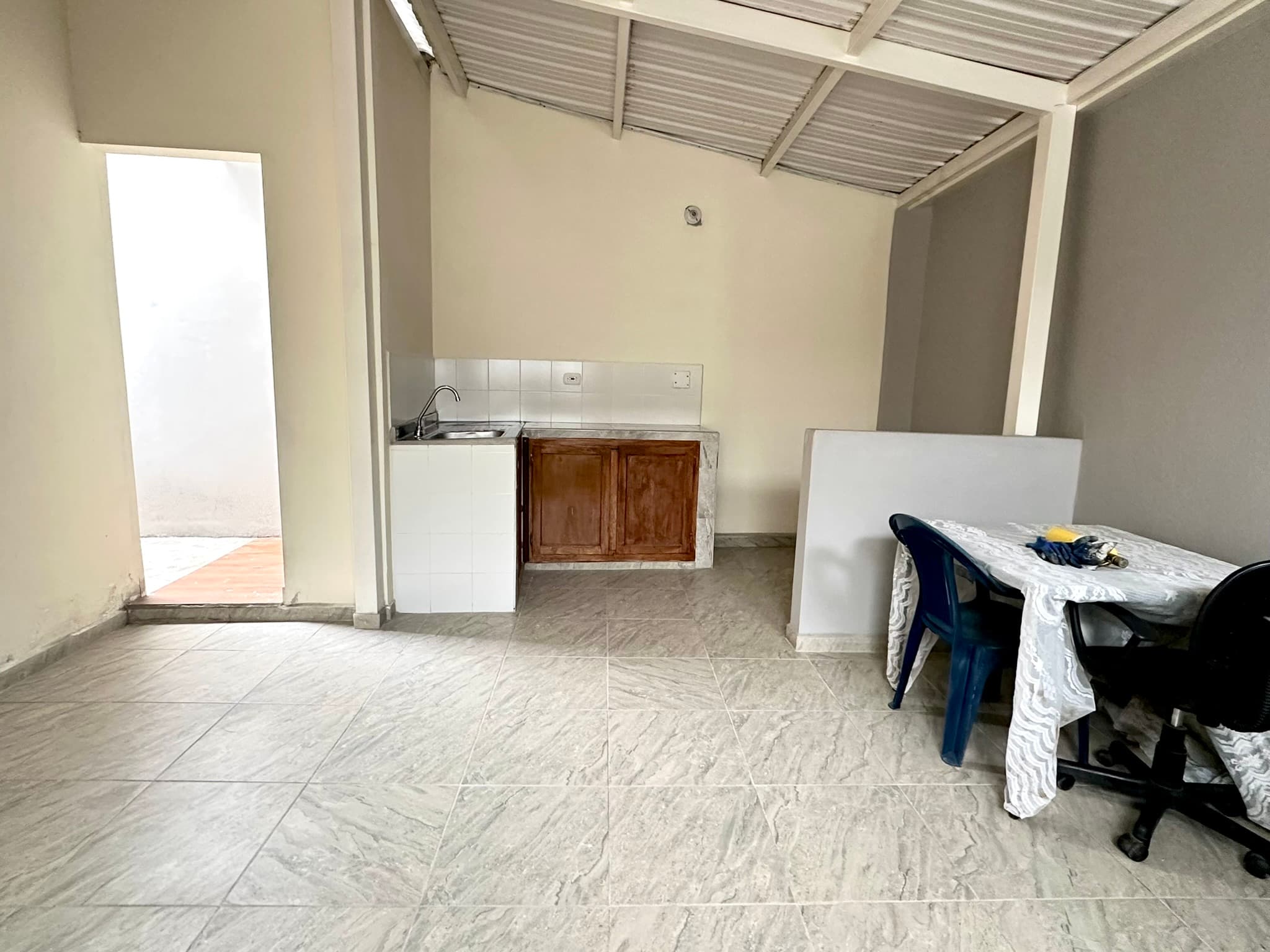 Third-Floor House for Rent in the Jesús Nazareno Neighborhood, Medellín (Chagualo), Near the Chagualo Station