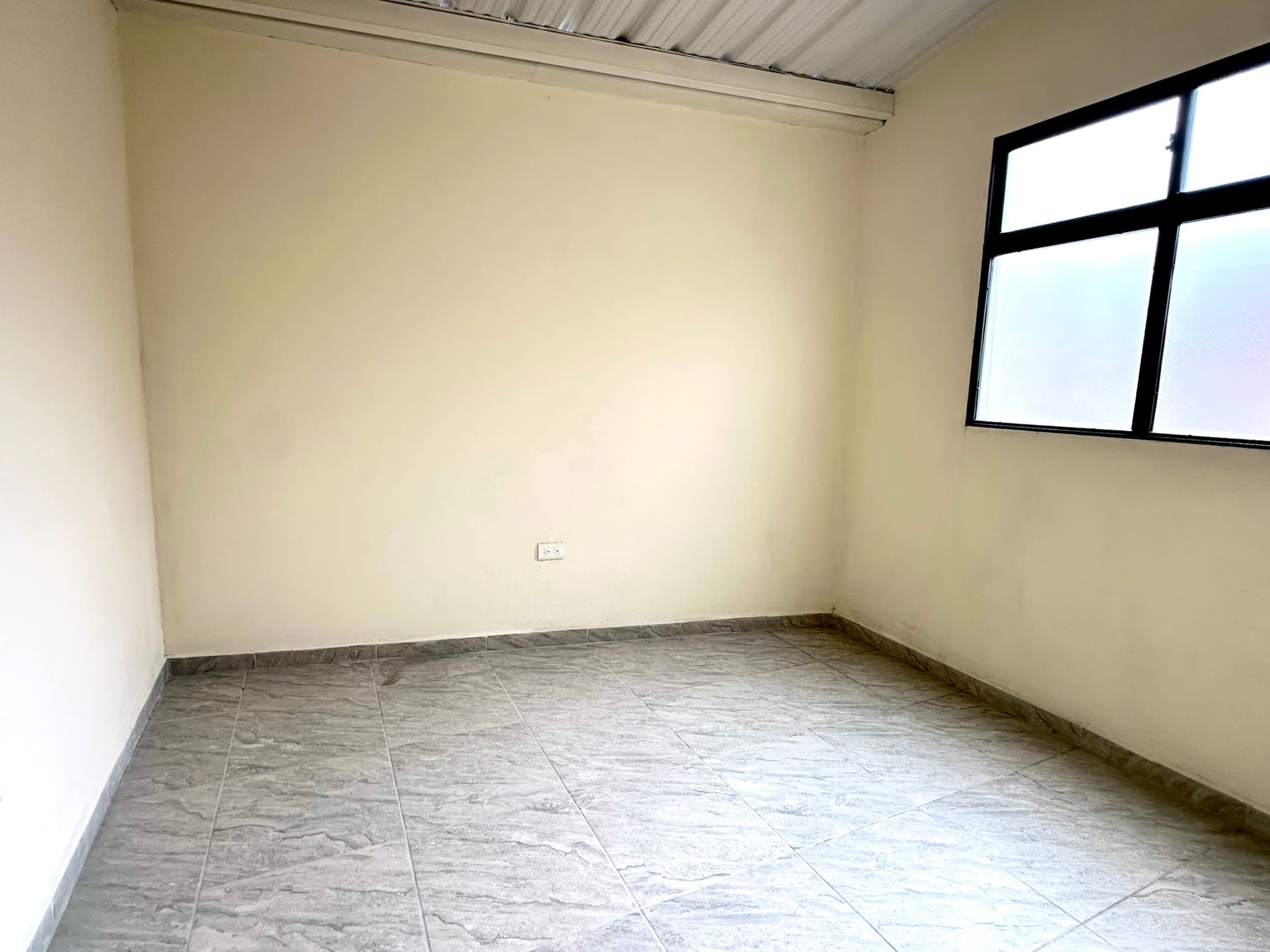 Third-Floor House for Rent in the Jesús Nazareno Neighborhood, Medellín (Chagualo), Near the Chagualo Station
