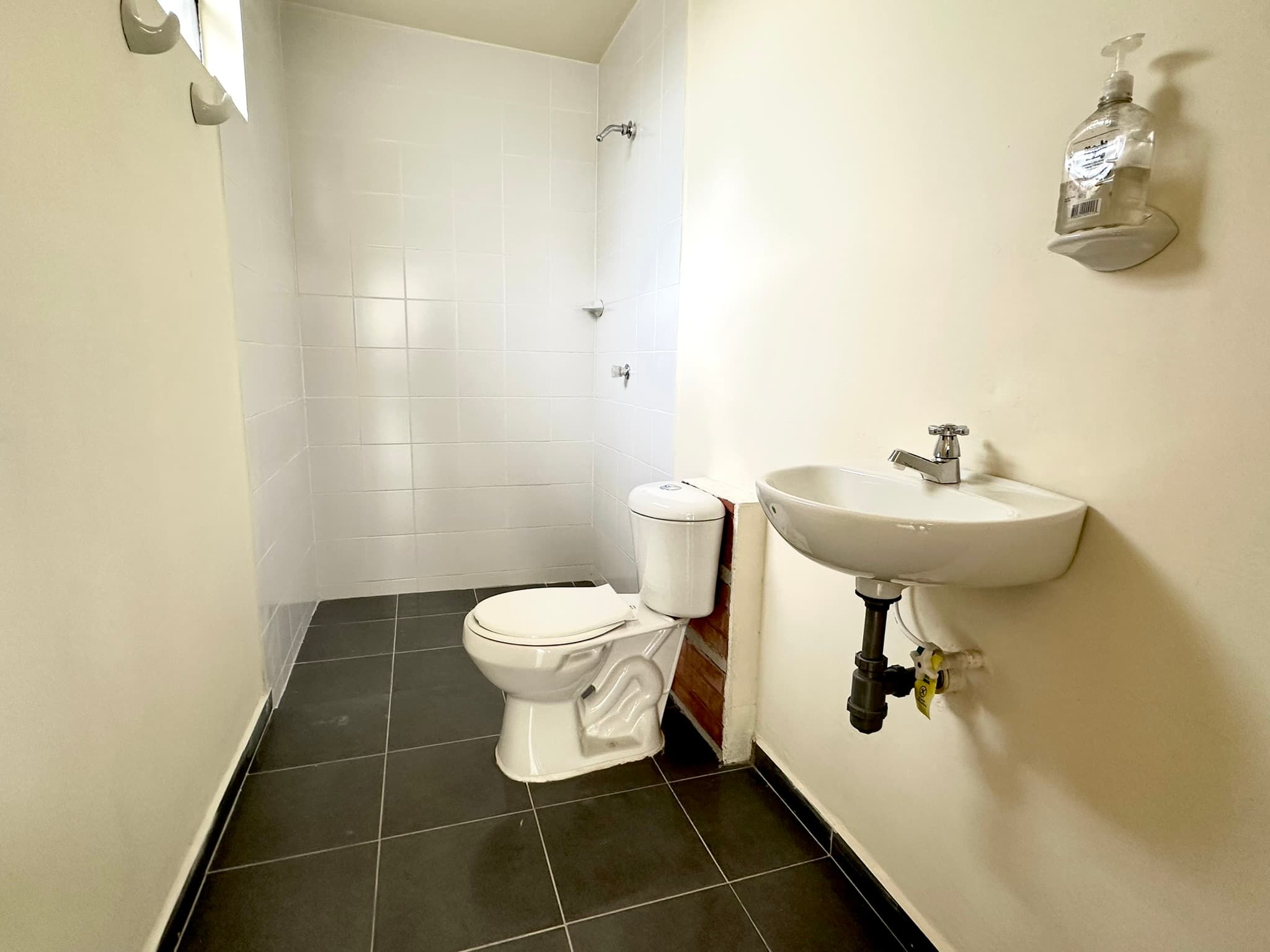 Third-Floor House for Rent in the Jesús Nazareno Neighborhood, Medellín (Chagualo), Near the Chagualo Station