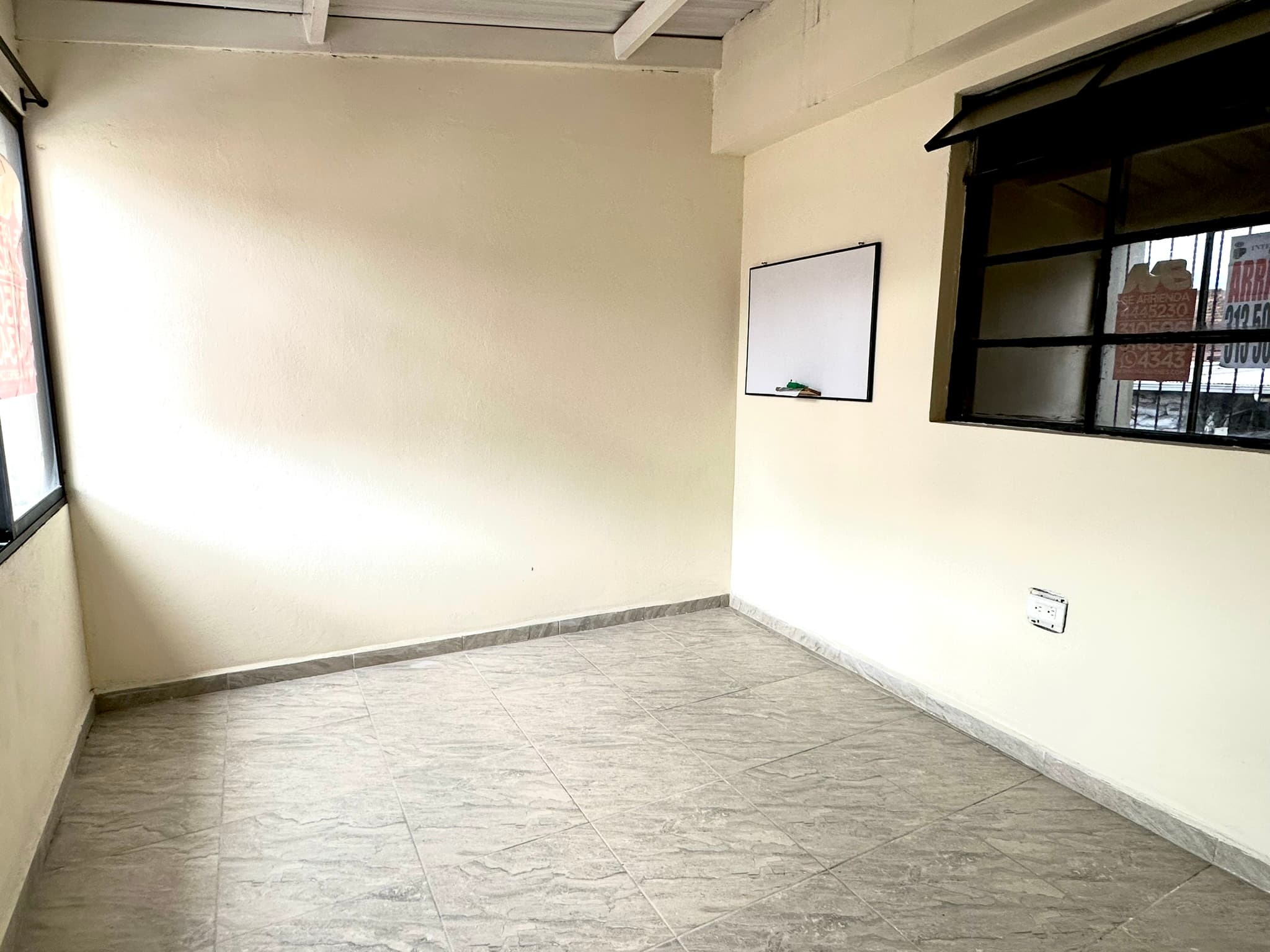 Third-Floor House for Rent in the Jesús Nazareno Neighborhood, Medellín (Chagualo), Near the Chagualo Station