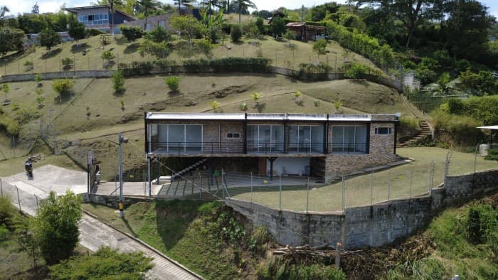COUNTRY HOUSE IN A SUBDIVISION IN COPACABANA