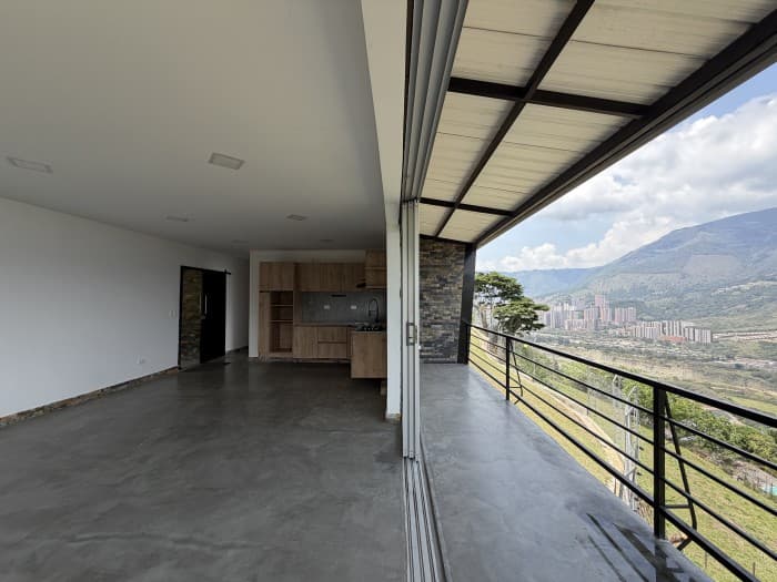 COUNTRY HOUSE IN A SUBDIVISION IN COPACABANA