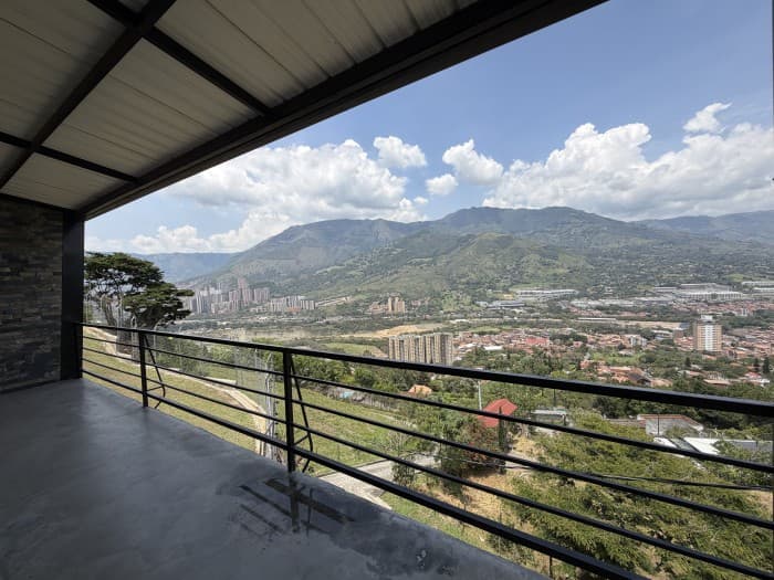 COUNTRY HOUSE IN A SUBDIVISION IN COPACABANA