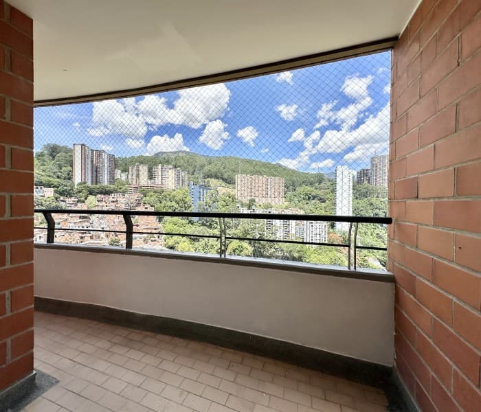 Apartment for Sale in the Loma del Indio Neighborhood, Poblado, Medellín—Entrepalmas San Diego Complex
