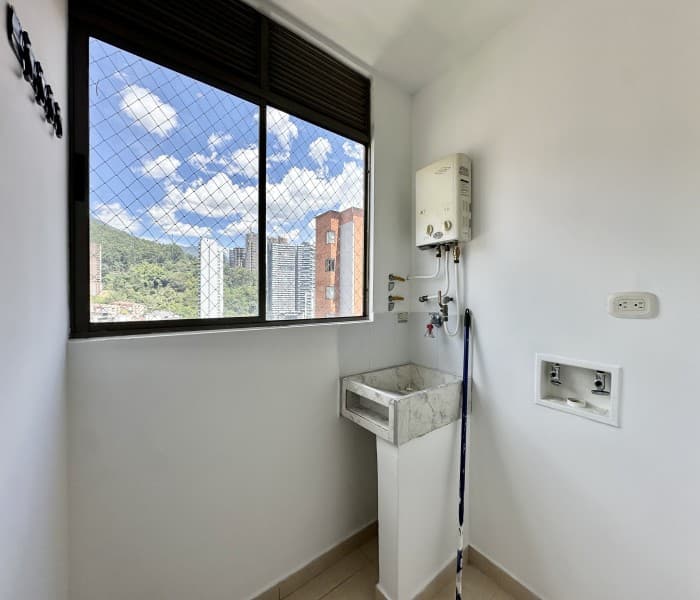 Apartment for Sale in the Loma del Indio Neighborhood, Poblado, Medellín—Entrepalmas San Diego Complex