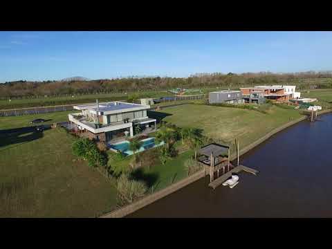 Excellent modern home in Albanueva, like new, high quality, with a pool and a dock facing the river