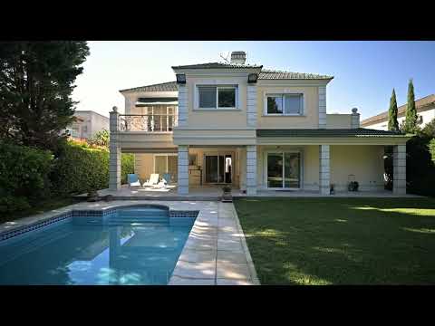 440 m² of floor space | 1,003 m² lot | 10 rooms | 2 parking spaces