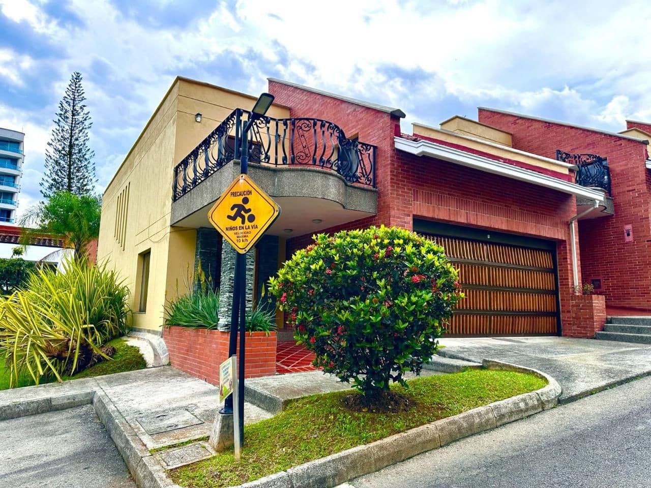 HOUSE FOR SALE IN THE EL POBLADO AREA