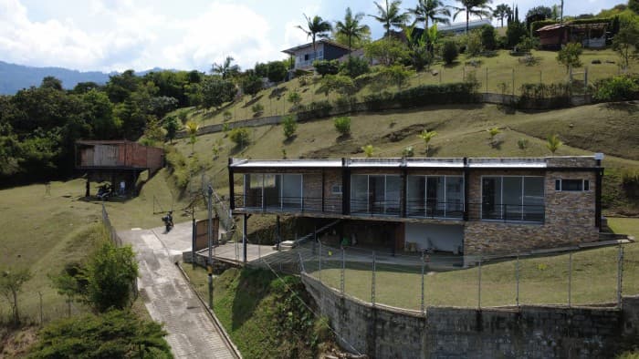 COUNTRY HOUSE IN A SUBDIVISION IN COPACABANA
