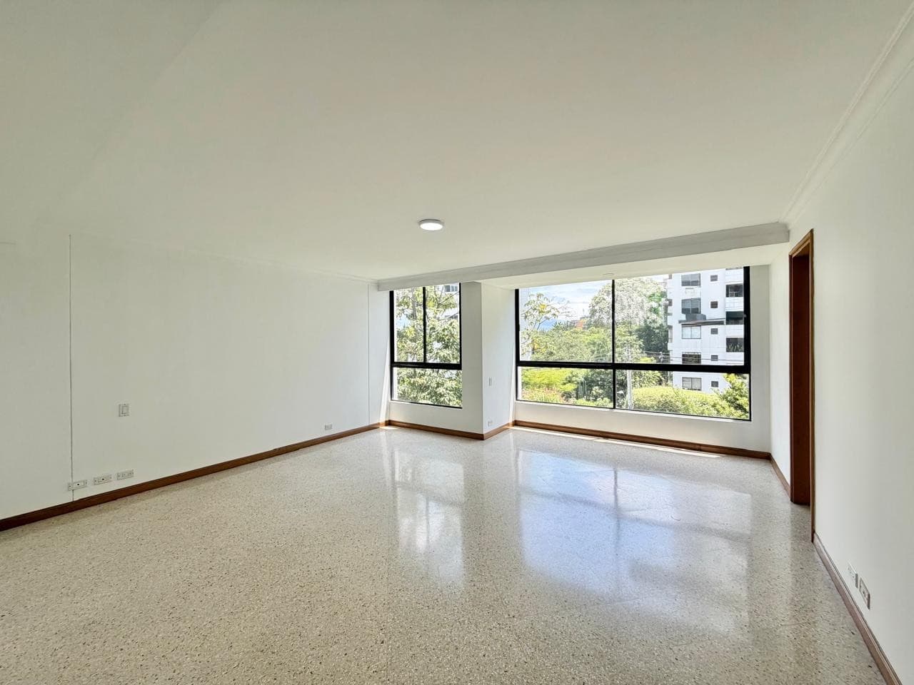 Apartment for Sale, La Florida - El Poblado Area (OPPORTUNITY TO RENOVATE)