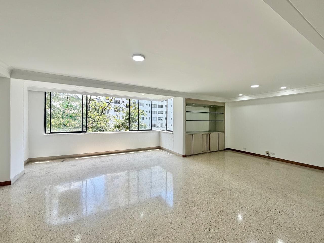 Apartment for Sale, La Florida - El Poblado Area (OPPORTUNITY TO RENOVATE)