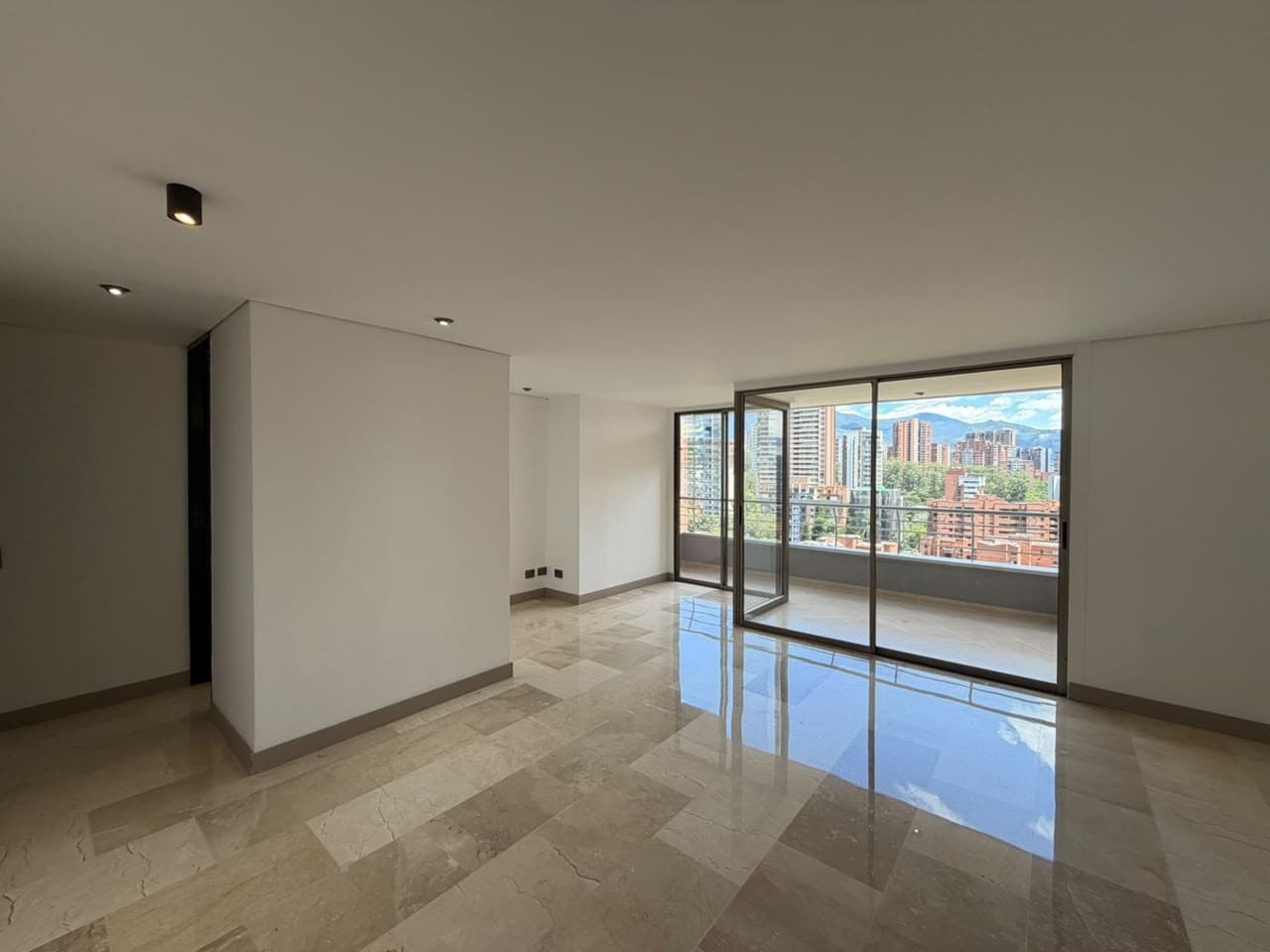 Apartment for Rent - Loma de los Parras Neighborhood, Poblado