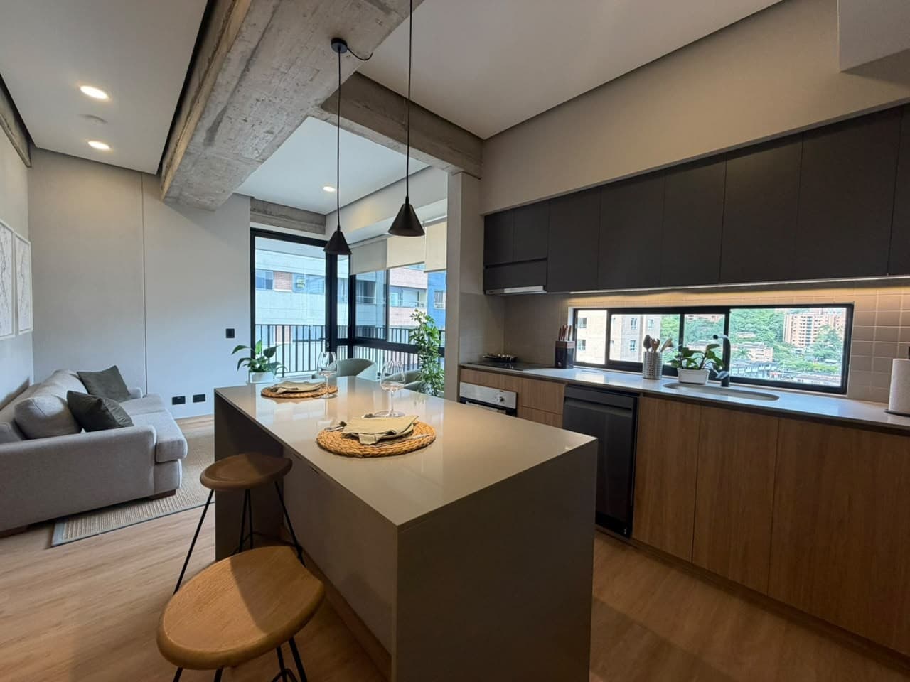 Apartaestudio En Arriendo Amoblado - Sector Cuidad Del Rio, Poblado
