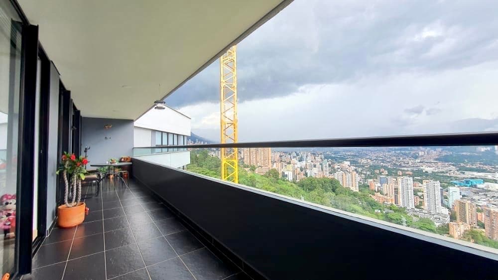Apartment for Sale in Medellín, Las Palmas Neighborhood, Poblado, Near the Oriente Tunnel
