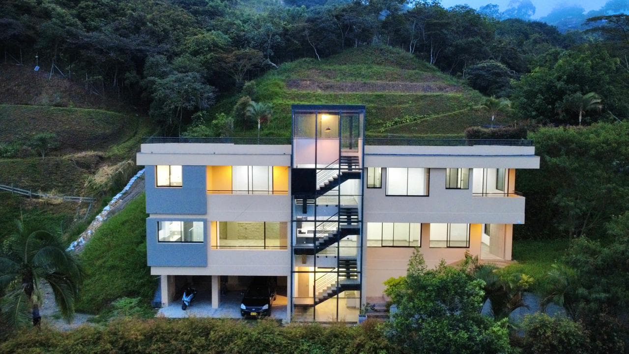 COUNTRY HOUSE FOR SALE IN THE COPACABANA SUBDIVISION