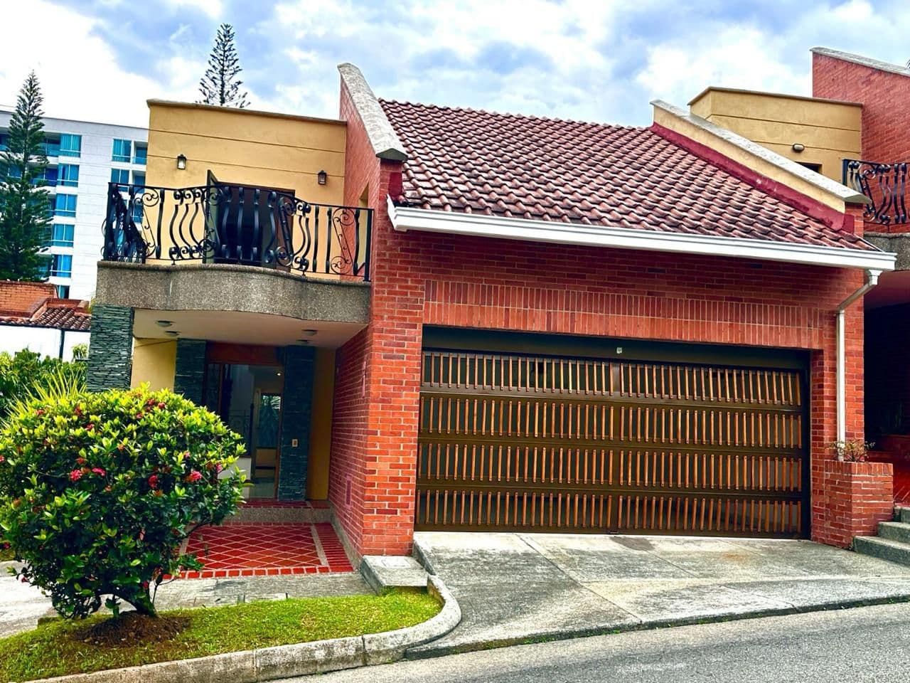 HOUSE FOR RENT IN THE EL POBLADO AREA