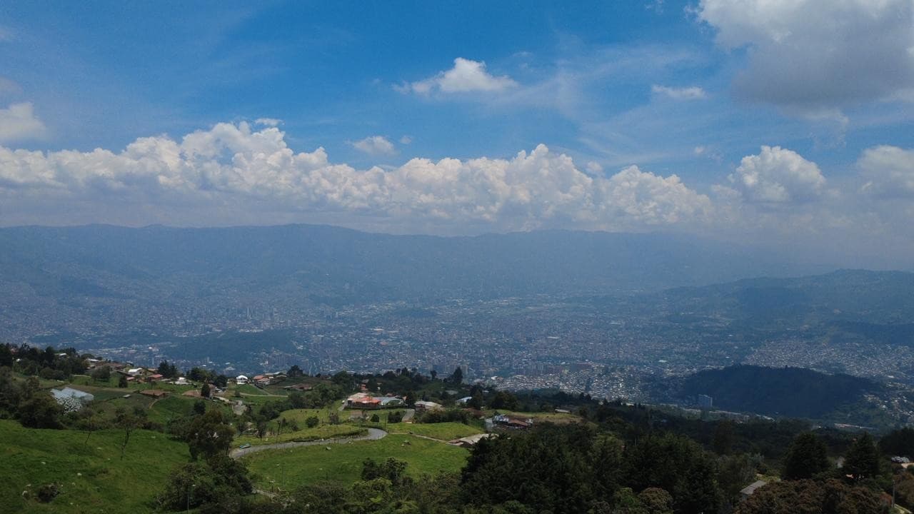 Country house for sale in the San Cristóbal neighborhood of Medellín—accepts vehicle as payment—great opportunity for short-term rentals
