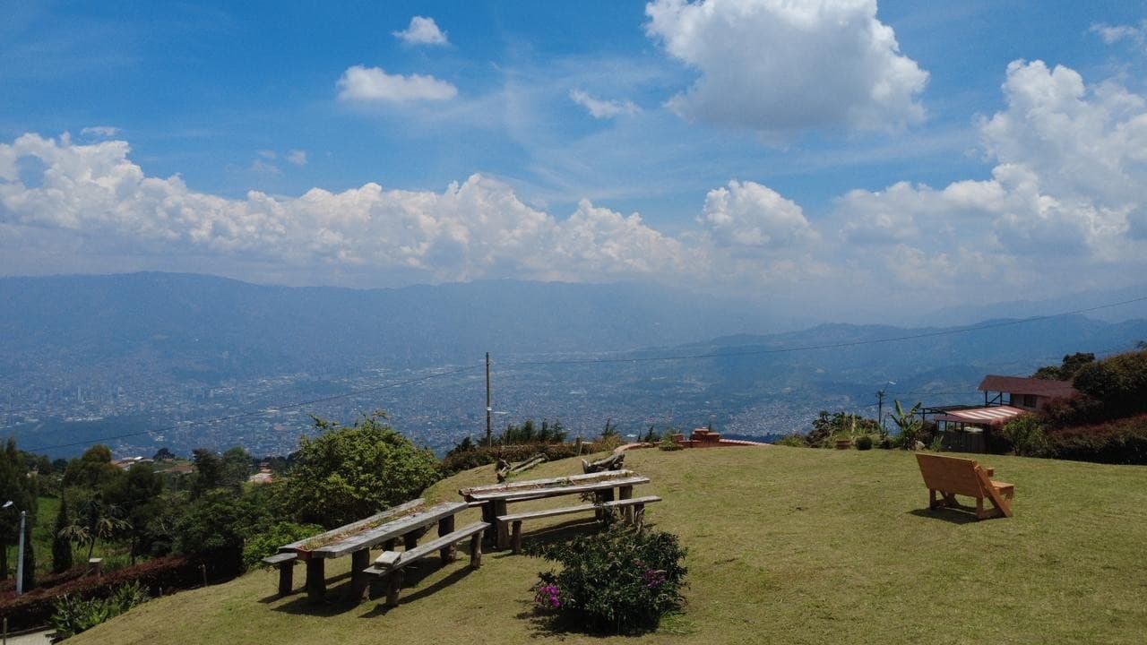 Country house for sale in the San Cristóbal neighborhood of Medellín—accepts vehicle as payment—great opportunity for short-term rentals