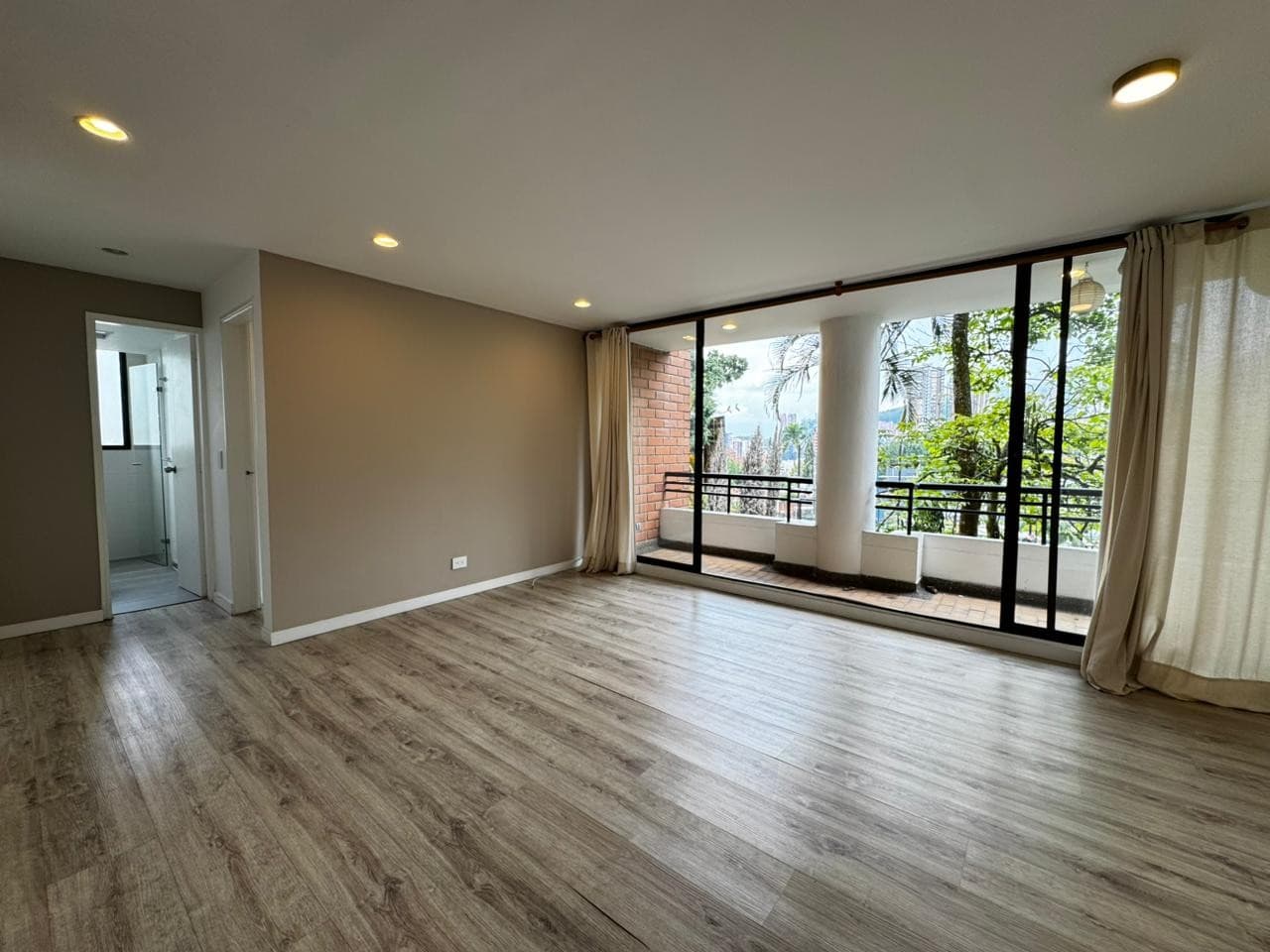 Apartment for Rent, Loma de los Parra Neighborhood - El Poblado, Los Cerezos Complex