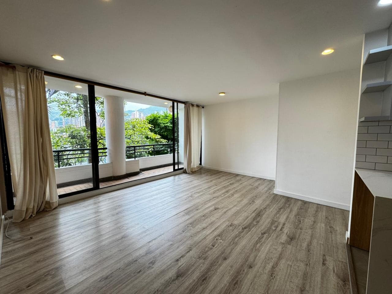 Apartment for Rent, Loma de los Parra Neighborhood - El Poblado, Los Cerezos Complex