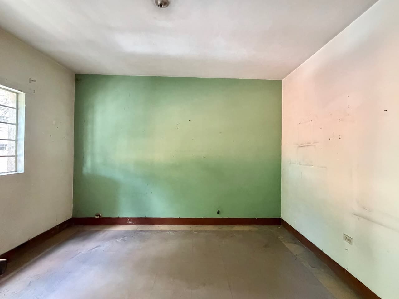 House for Sale, Ready for Renovation, Jesus Nazareno Neighborhood - Medellín Chagualo