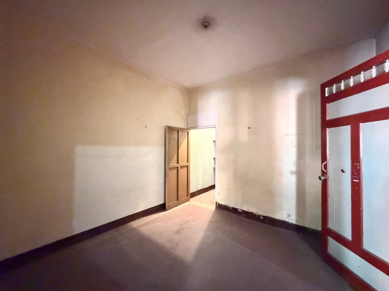House for Sale, Ready for Renovation, Jesus Nazareno Neighborhood - Medellín Chagualo
