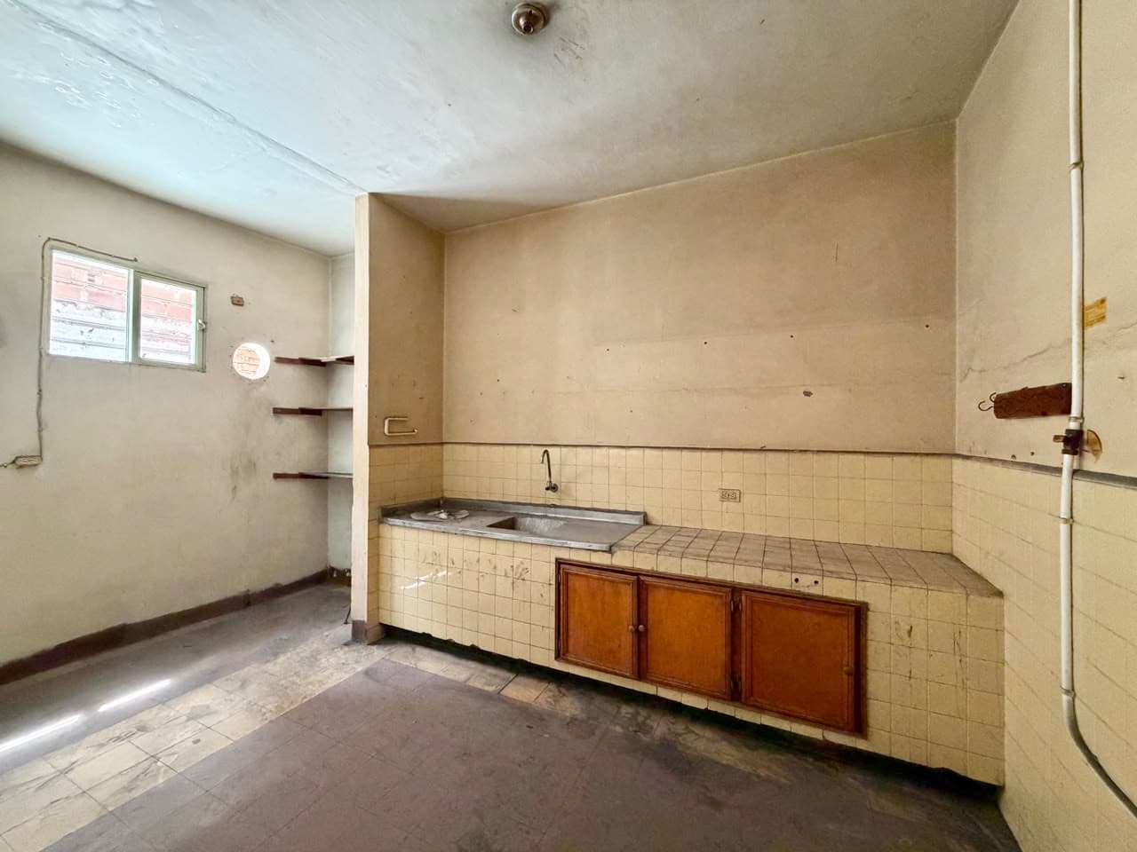House for Sale, Ready for Renovation, Jesus Nazareno Neighborhood - Medellín Chagualo