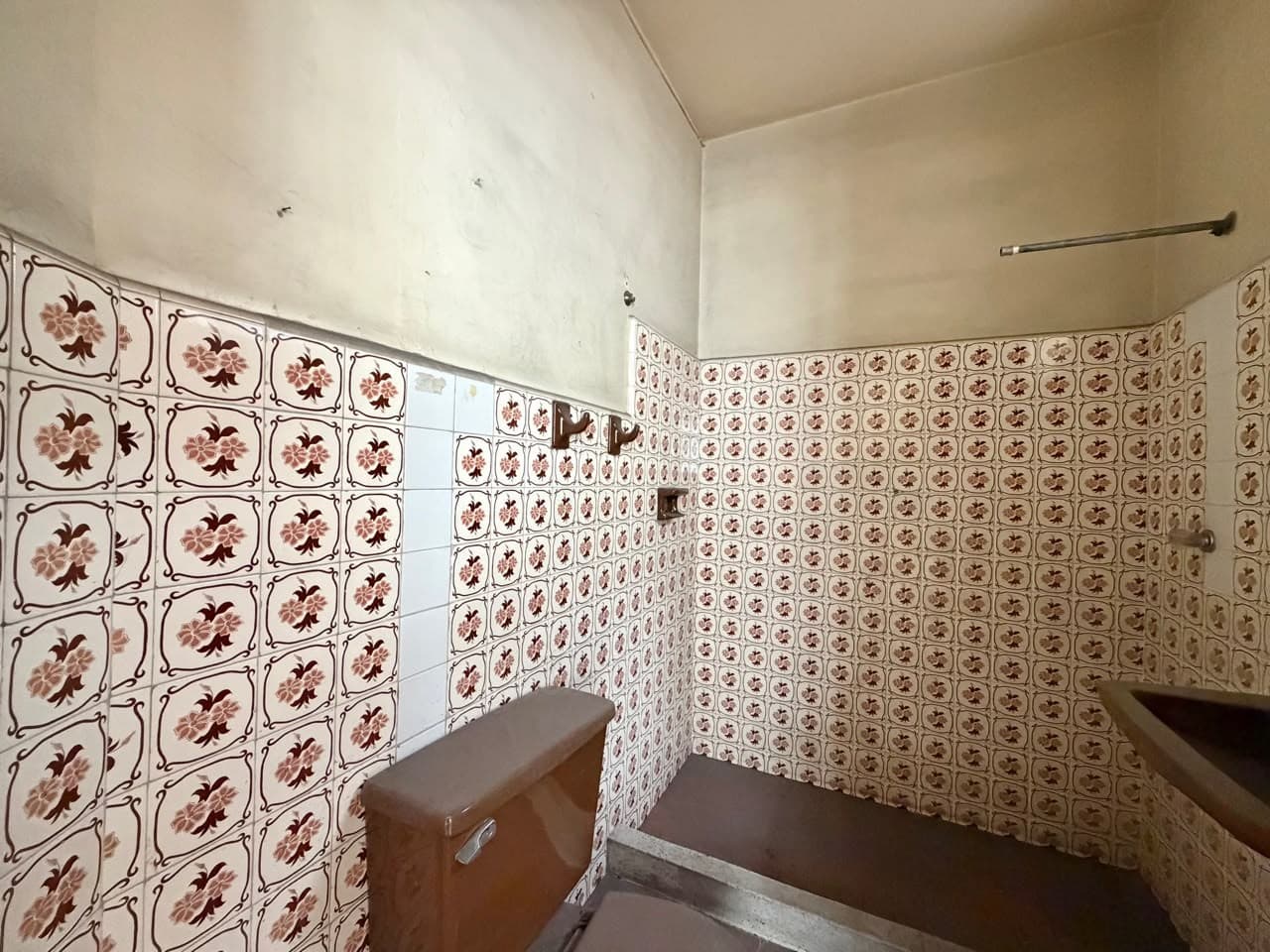 House for Sale, Ready for Renovation, Jesus Nazareno Neighborhood - Medellín Chagualo
