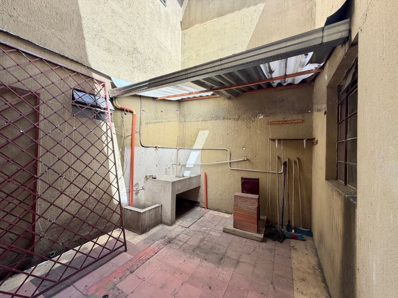 House for Sale, Ready for Renovation, Jesus Nazareno Neighborhood - Medellín Chagualo