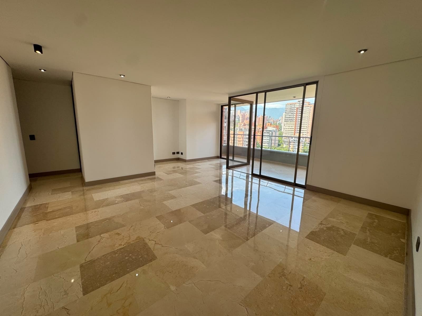 Apartment for Rent - Loma de los Parras Neighborhood, Poblado