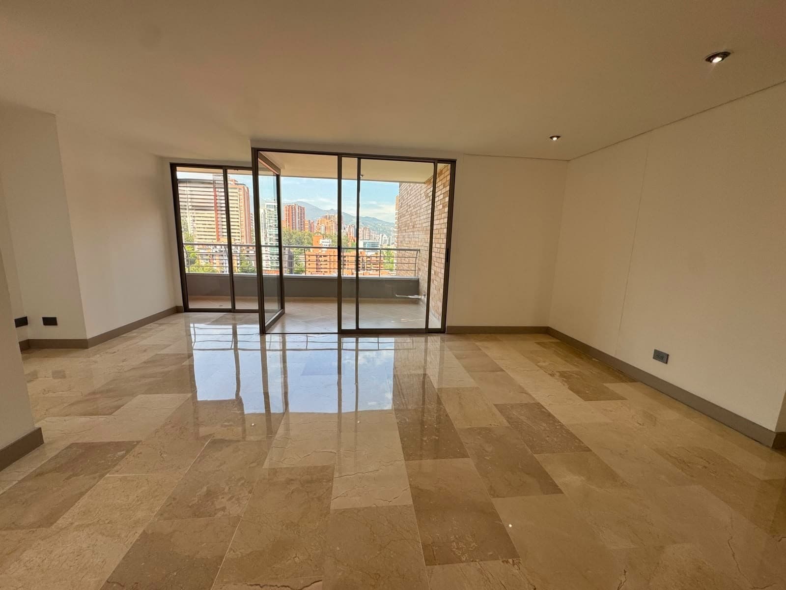 Apartment for Rent - Loma de los Parras Neighborhood, Poblado