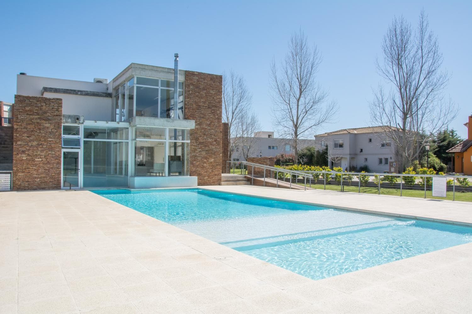 House for annual rent by the water in Santa Bárbara—5 bedrooms, immaculate, comfortable, and bright