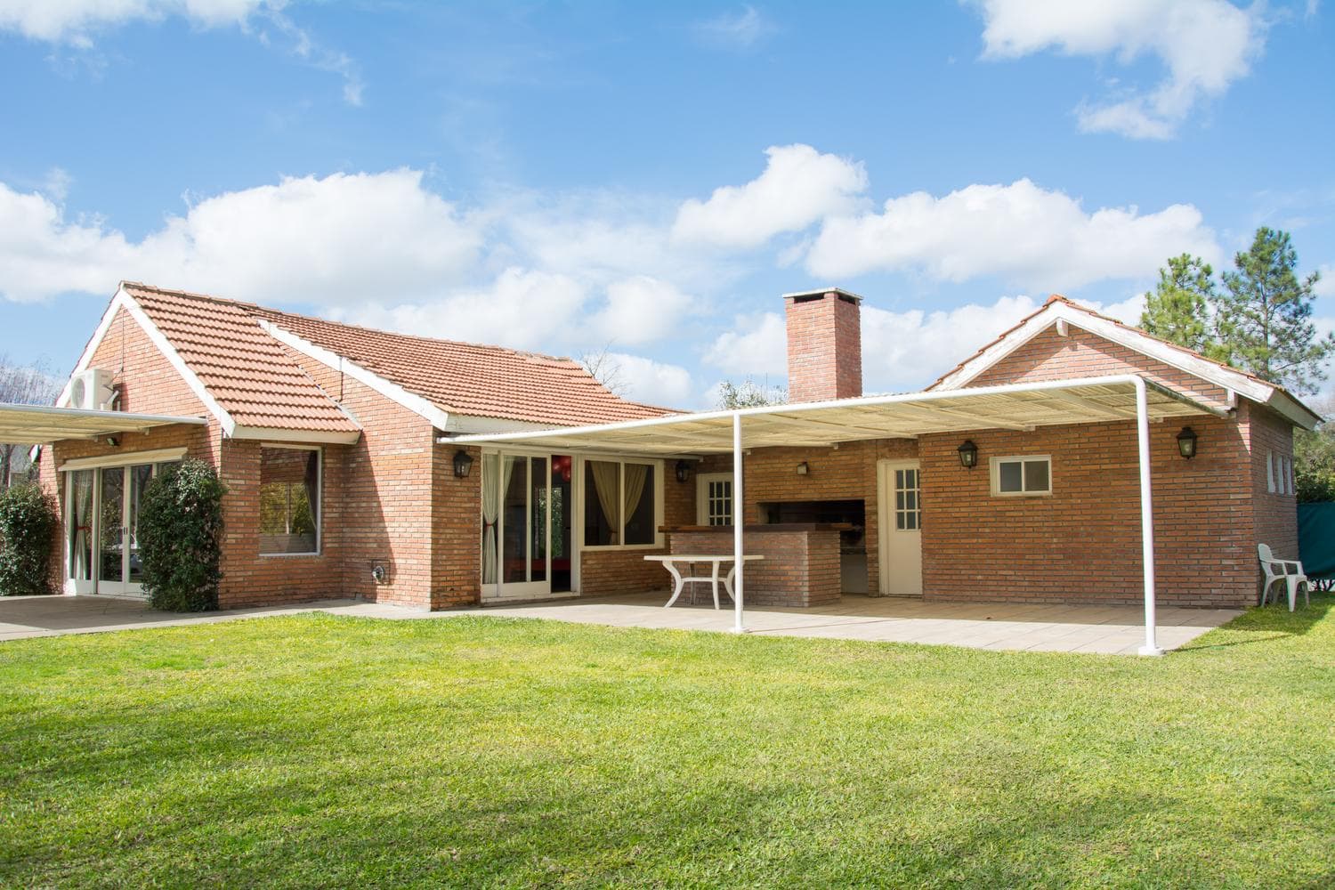 House for sale, 4 bedrooms, office, and garden with a pool.