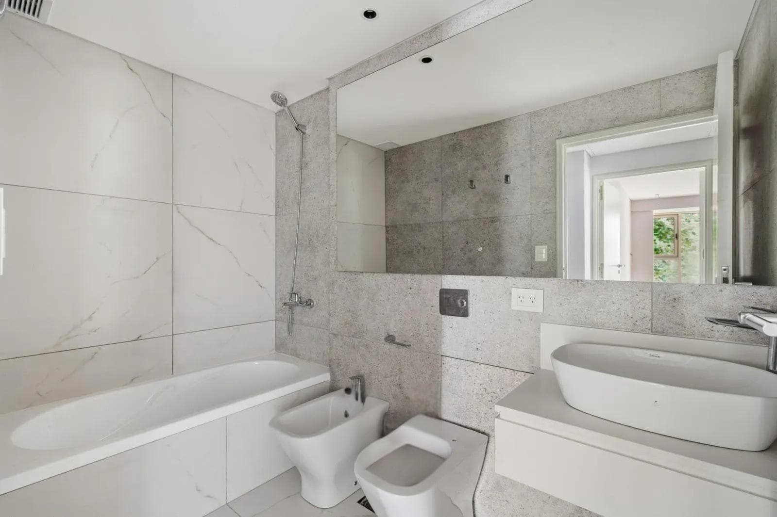 5-Room Apartment for Sale with Guest Quarters in Palermo