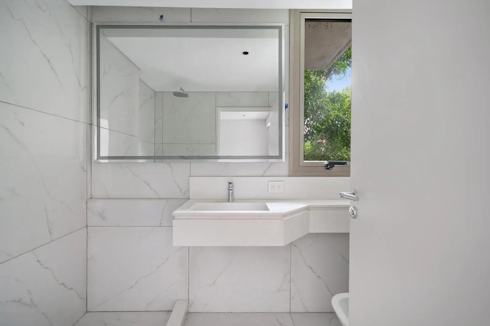 5-Room Apartment for Sale with Guest Quarters in Palermo