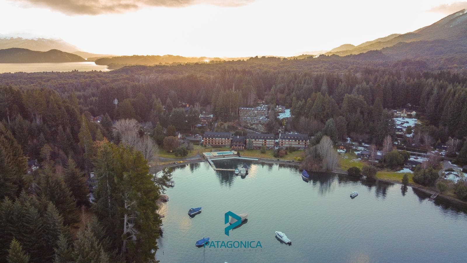Brand-New Premium 6-Room Apartment with 3 Bedrooms and a Lake View in Bahía Manzano, Villa La Angostura