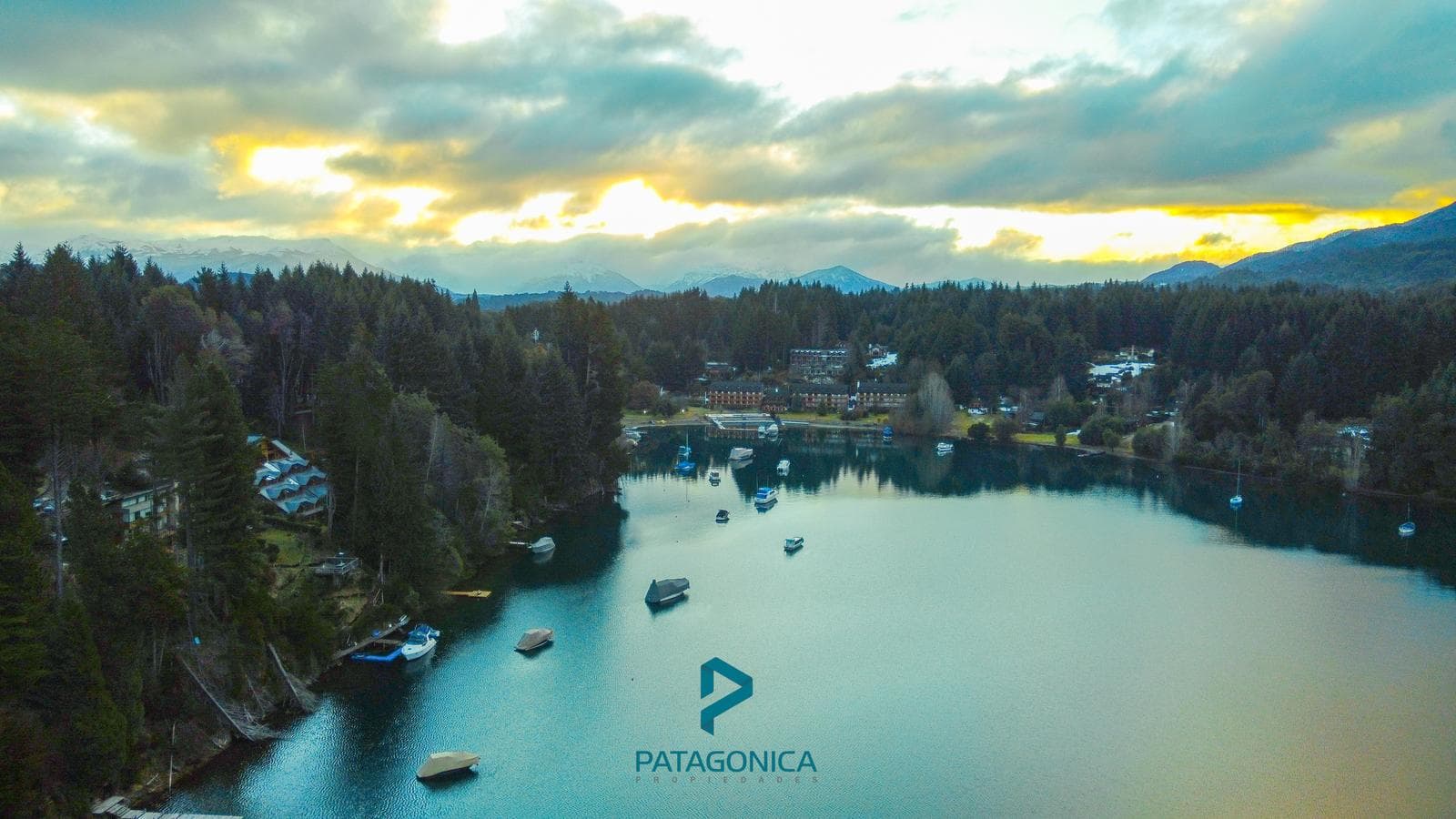 Brand-New Premium 6-Room Apartment with 3 Bedrooms and a Lake View in Bahía Manzano, Villa La Angostura