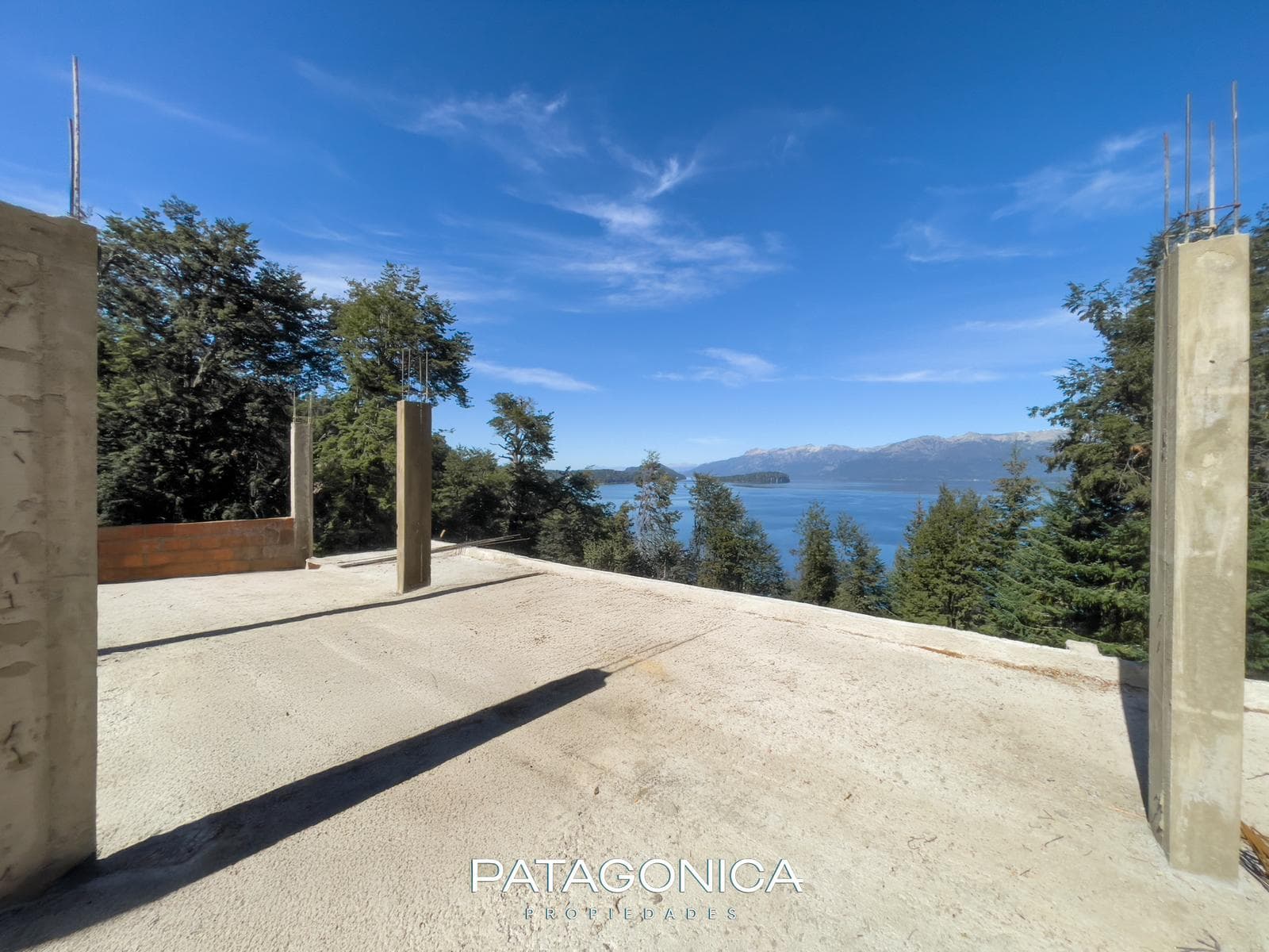 106-square-meter Apartment with a Lake View at Mirador Residece