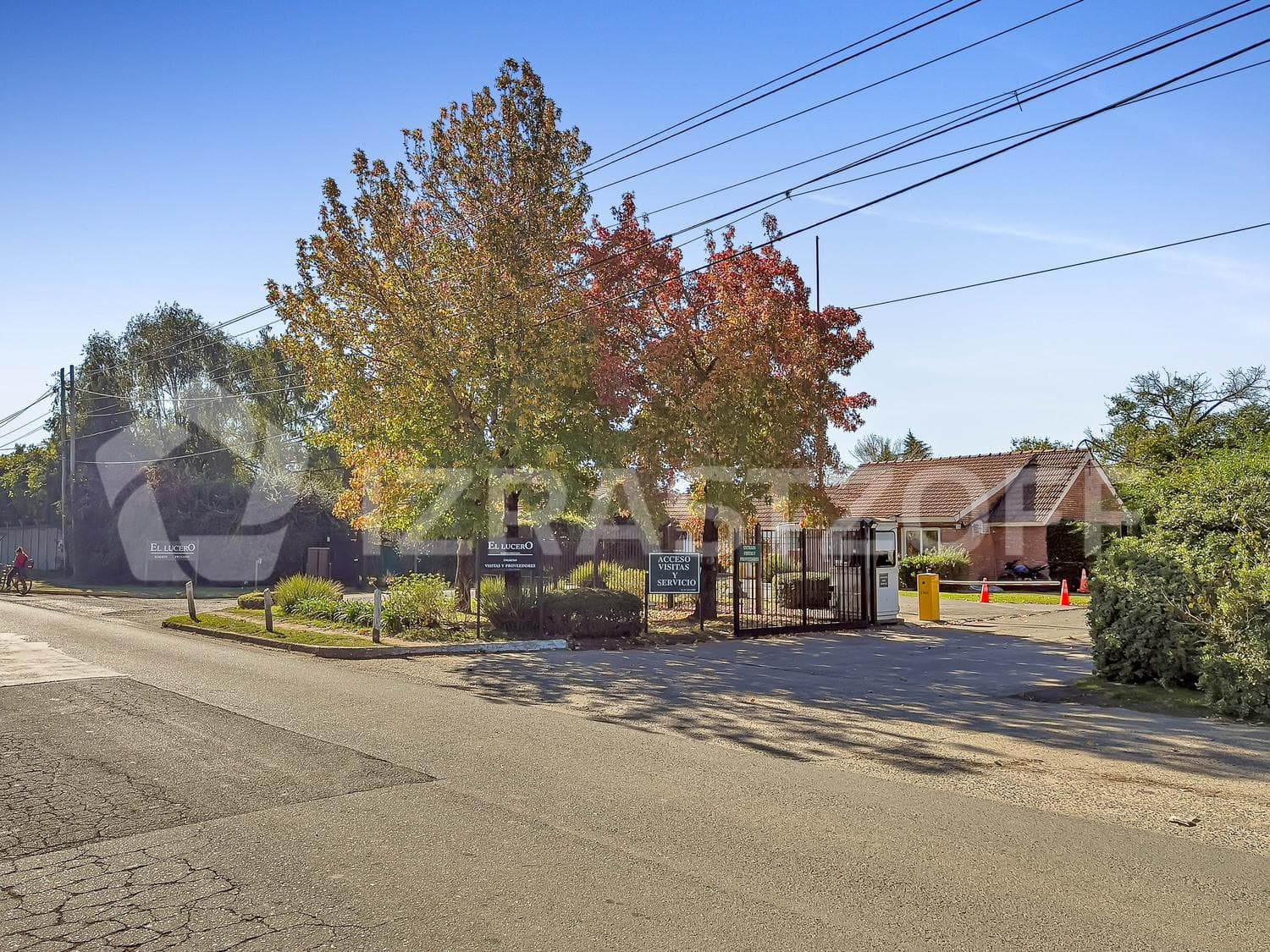 House for sale, 4 bedrooms, office, and garden with a pool.