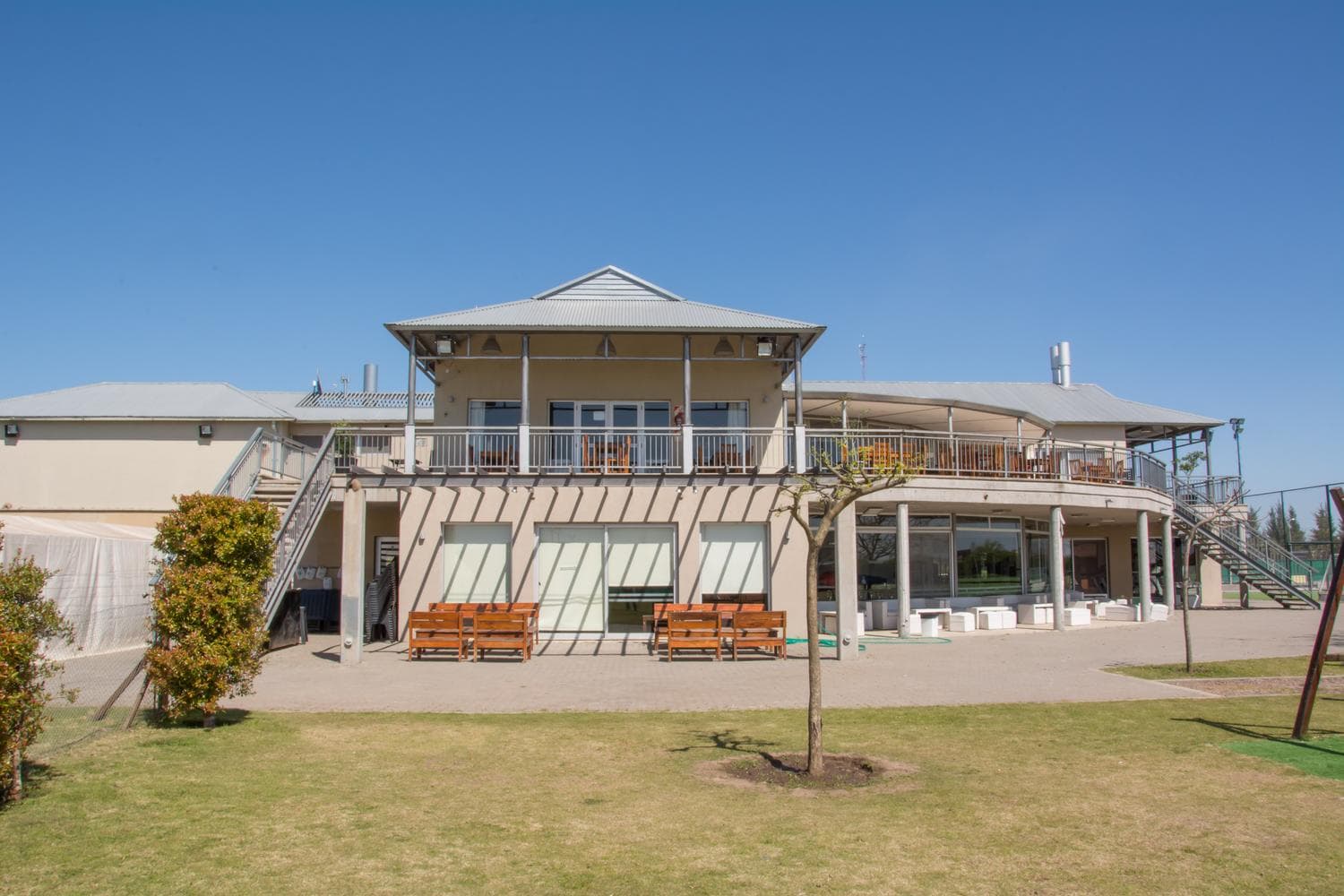 House for annual rent by the water in Santa Bárbara—5 bedrooms, immaculate, comfortable, and bright
