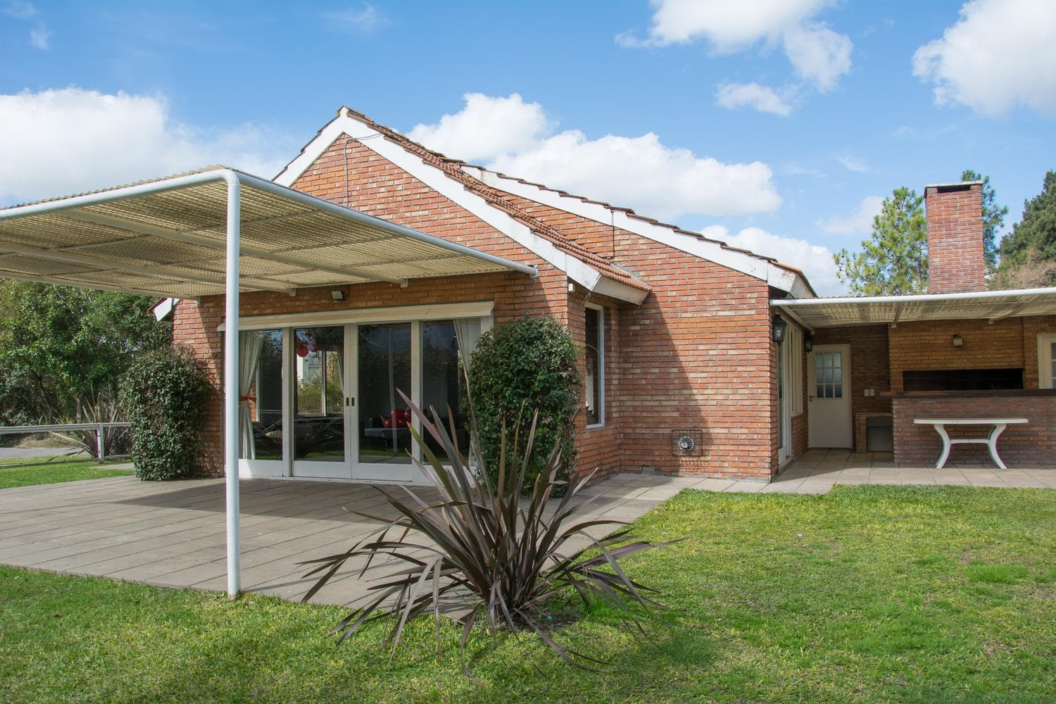 House for sale, 4 bedrooms, office, and garden with a pool.