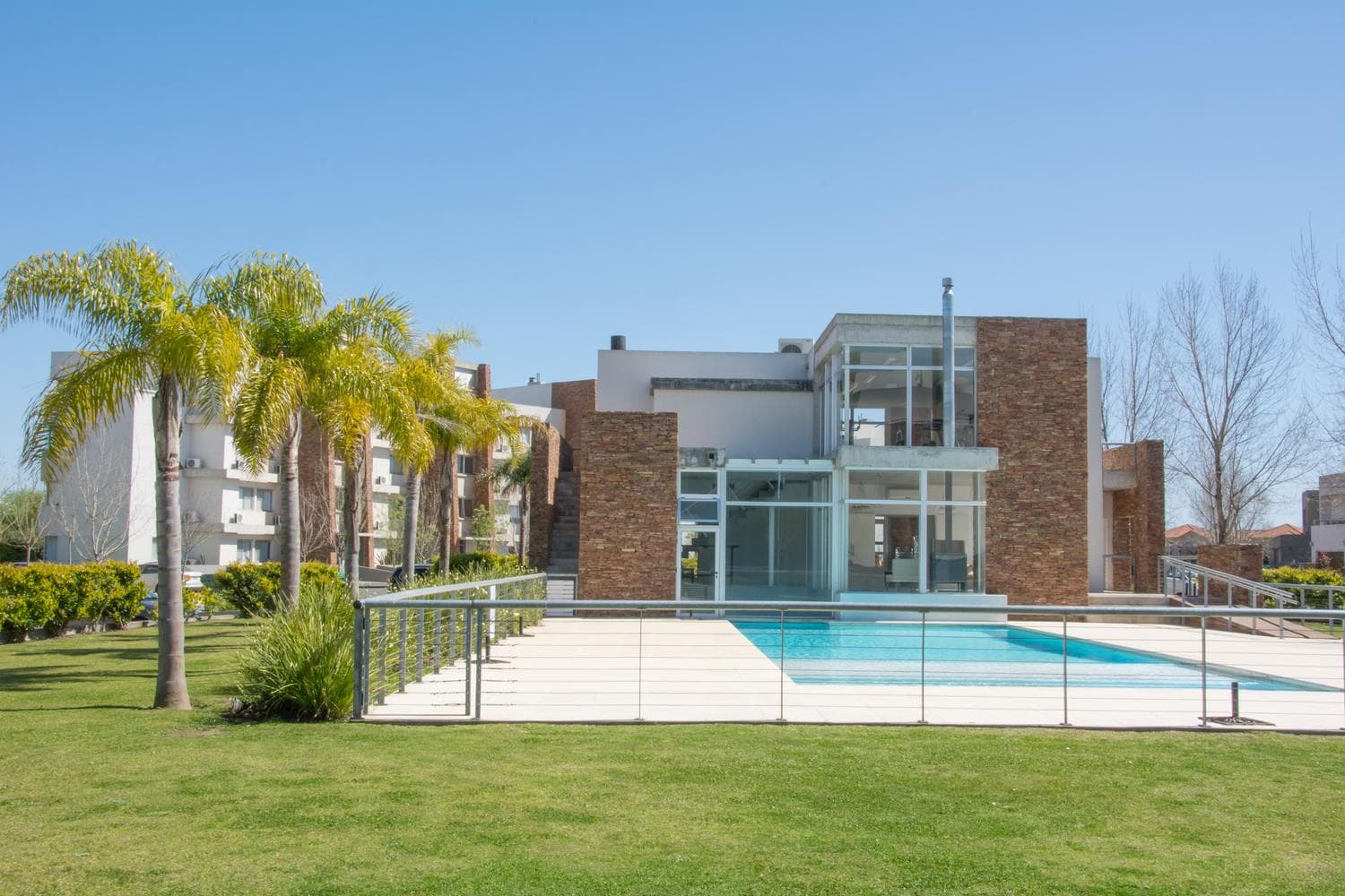 House for annual rent by the water in Santa Bárbara—5 bedrooms, immaculate, comfortable, and bright