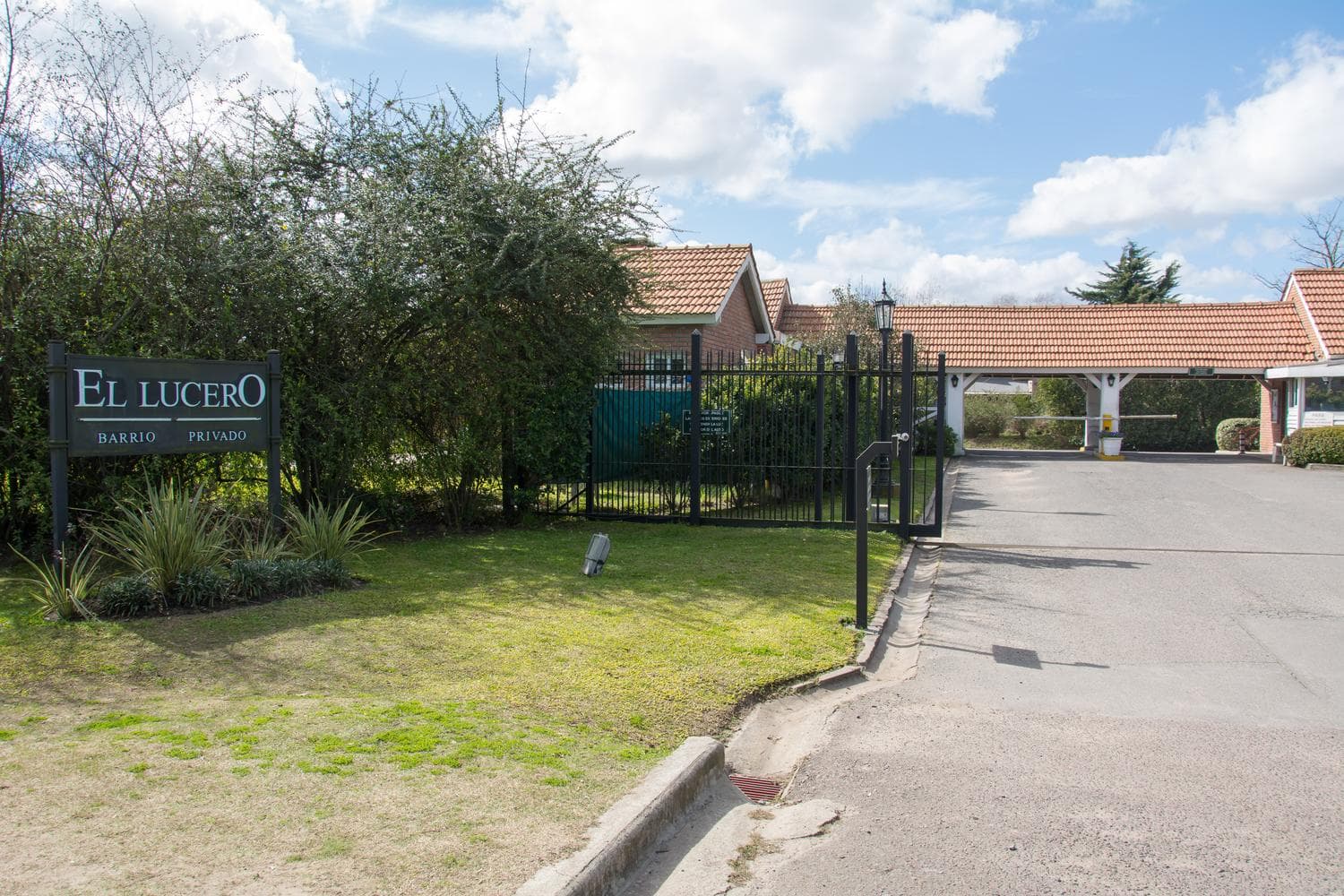 House for sale, 4 bedrooms, office, and garden with a pool.