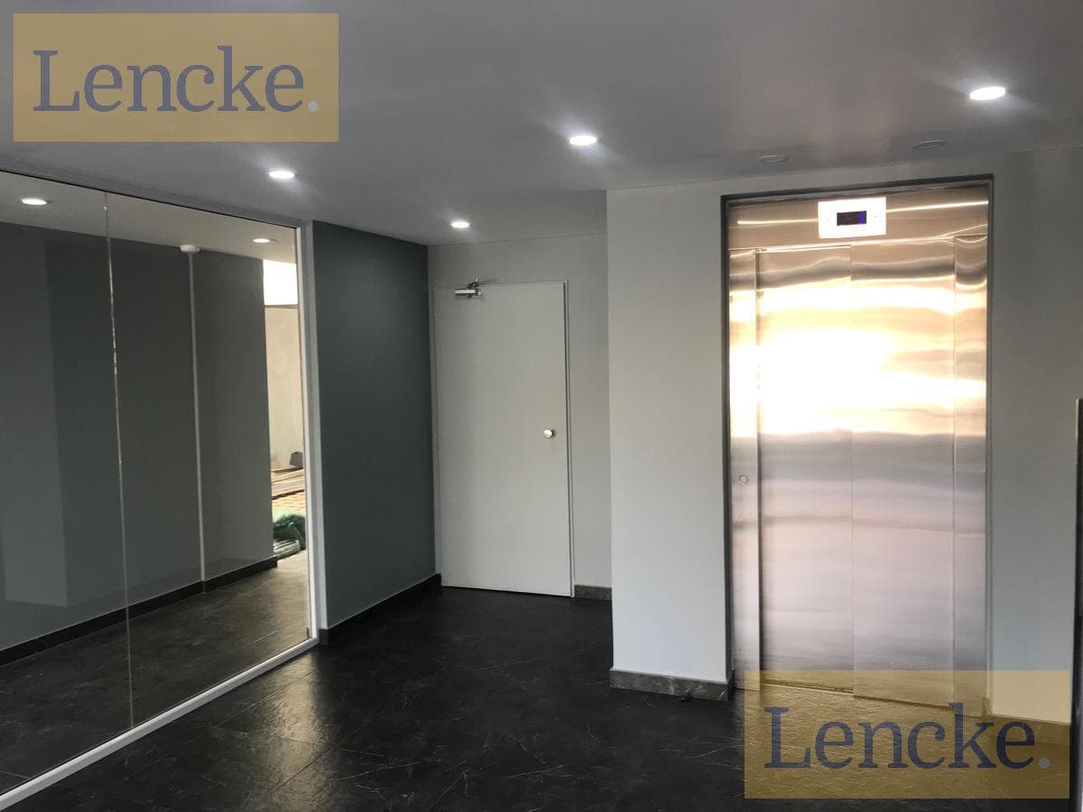 Lencke is selling a very nice garage one block from Maipú Avenue