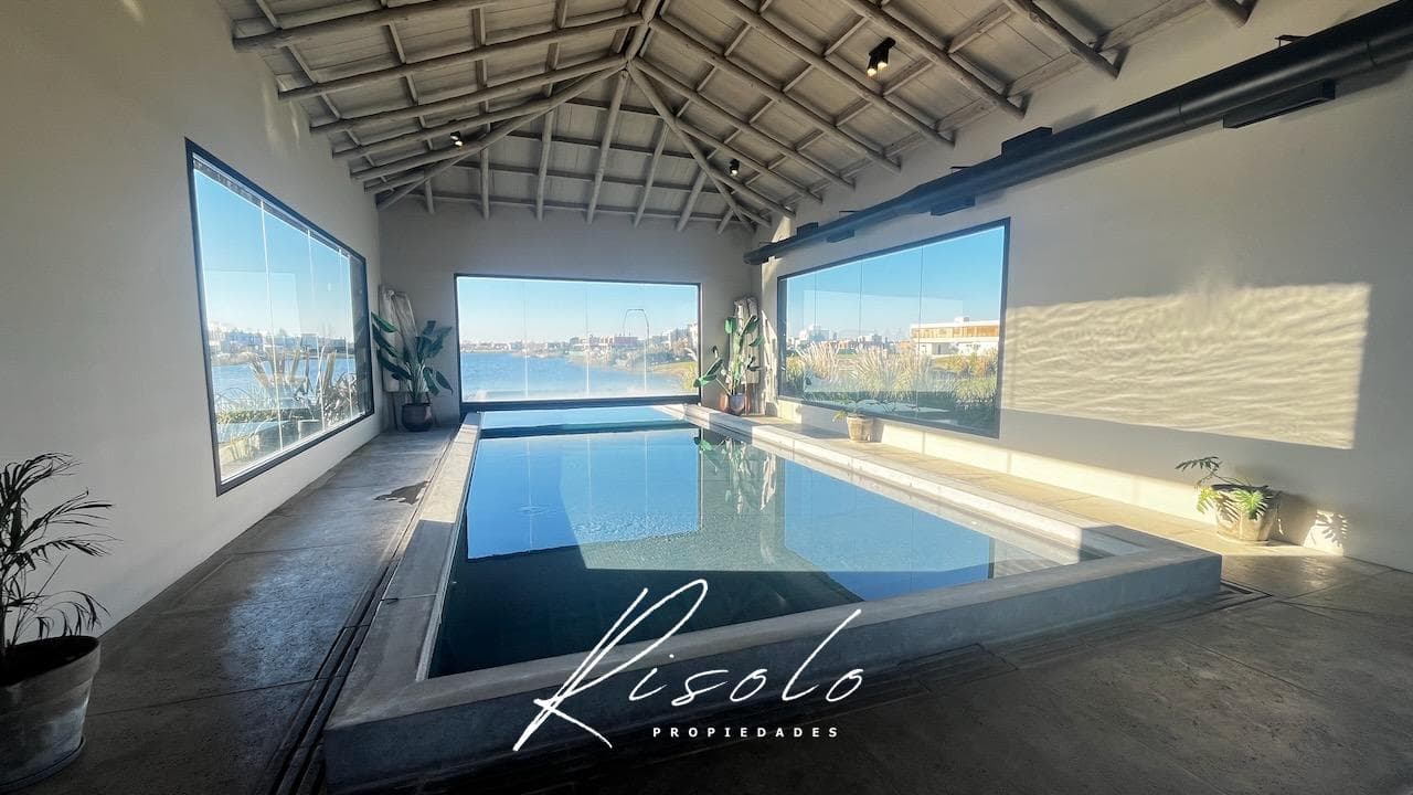House for Sale. Barbecue. Pool. 3 bedrooms. Gated Community. Escobar