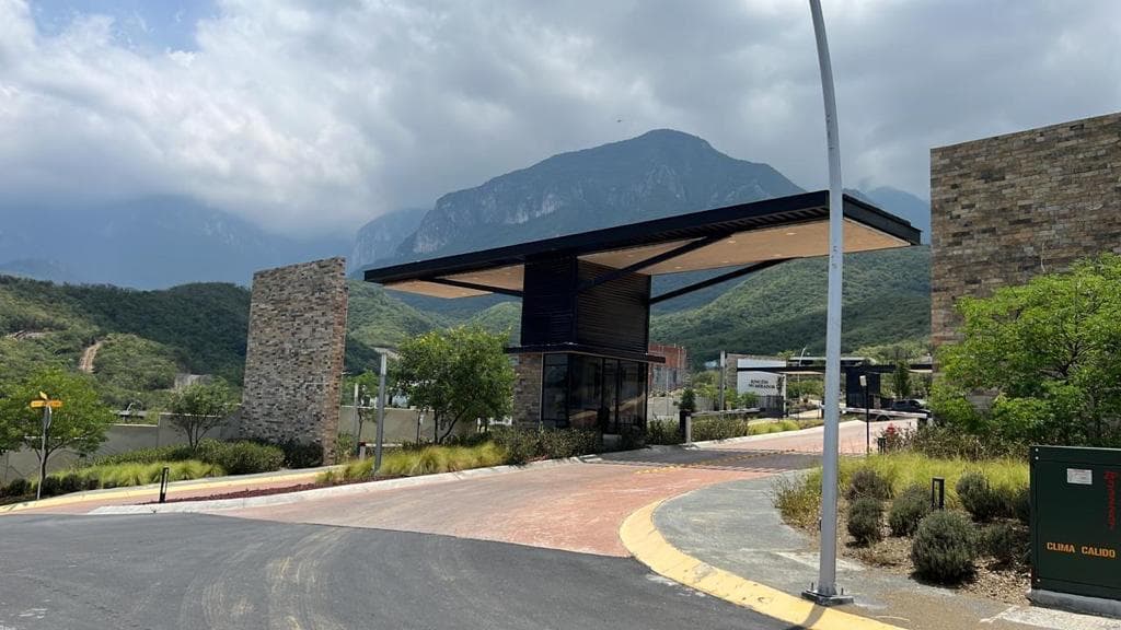 HOUSE FOR SALE IN SIERRA ALTA, 10TH SECTOR