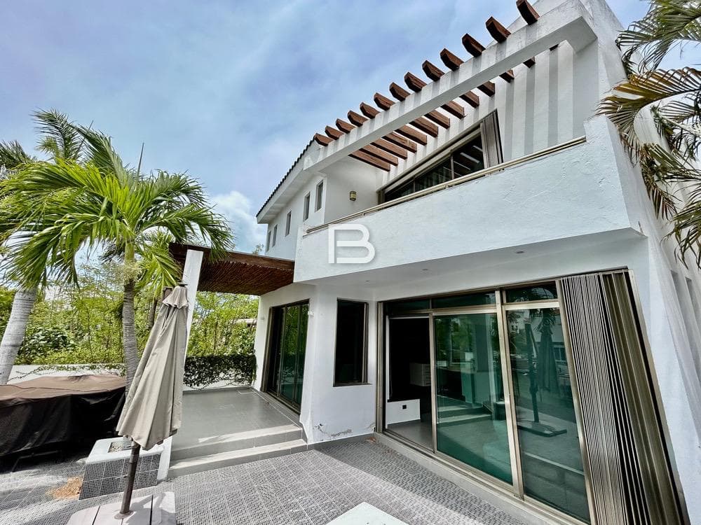 Isla Dorada: Furnished House for Rent with a Dock