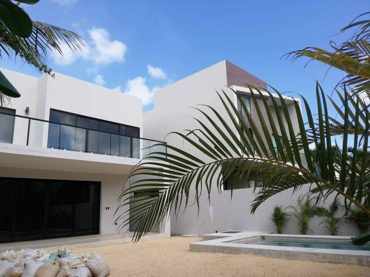 HOUSE FOR SALE IN LAGOS DEL SOL, CANCÚN, WITH A POOL AND LUXURY AMENITIES