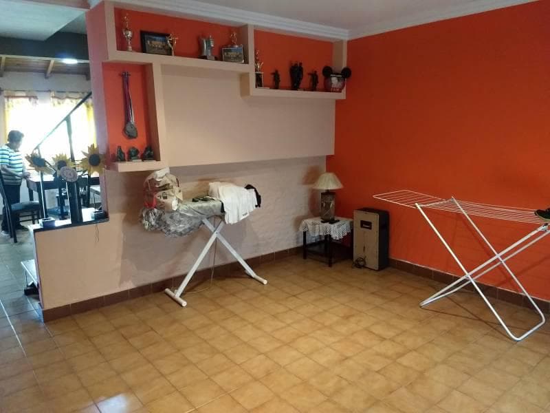 Excellent two-story property for sale in Pontevedra, 100 meters from Av. Otero