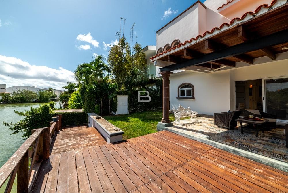 Foreclosure: House with Dock for Rent in Isla Dorada, Cancún